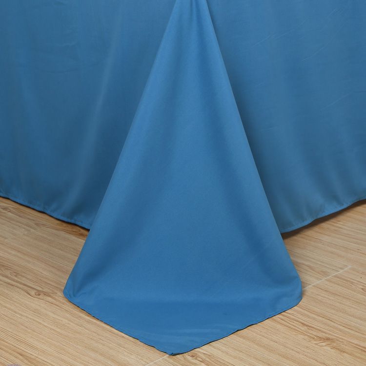 bas de la parure de lit bleu unie