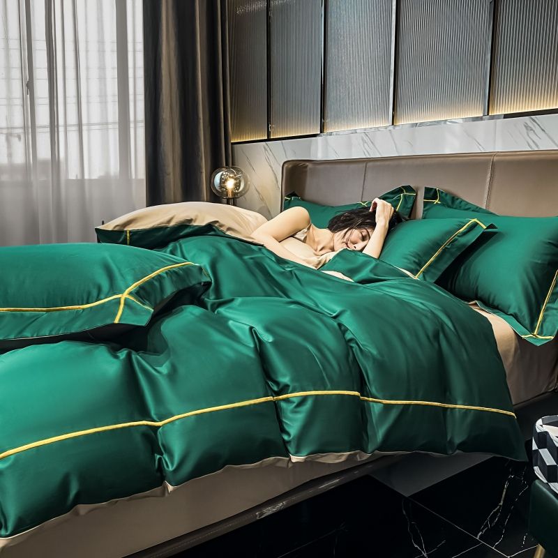 femme qui dort dans la parure de lit de luxe vert émeraude et ligne dorée en pur coton Égyptien
