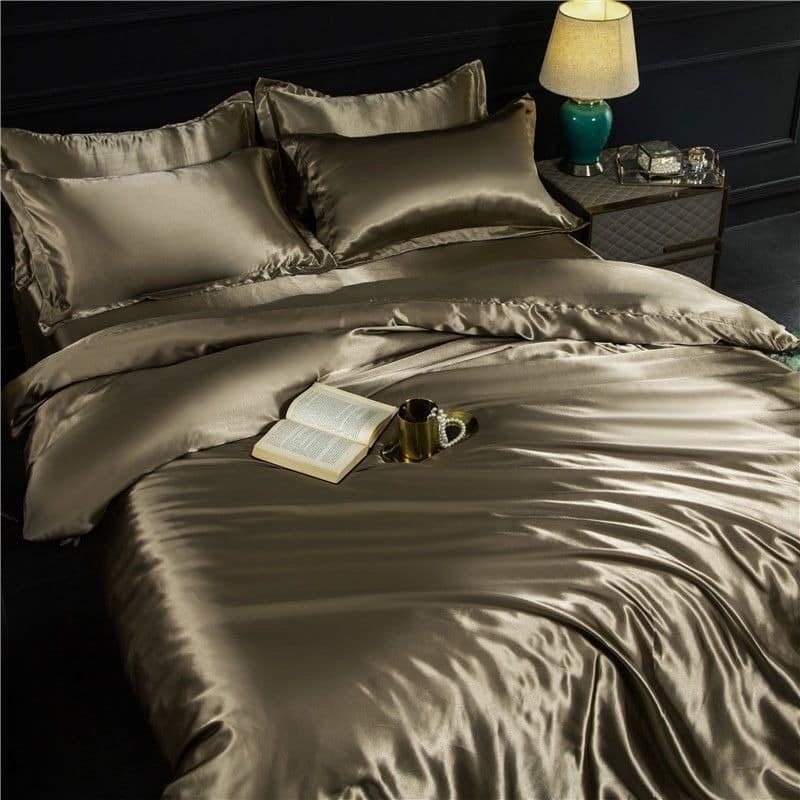 Parure de lit dorée en soie champagne