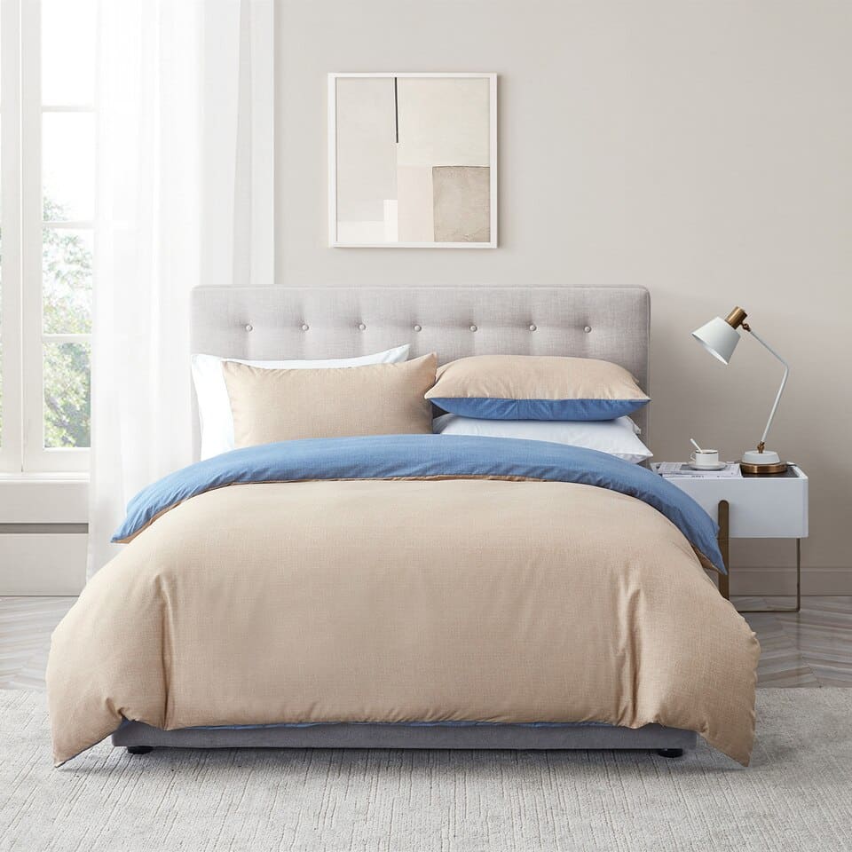 Parure de lit moderne beige et intérieur bleu