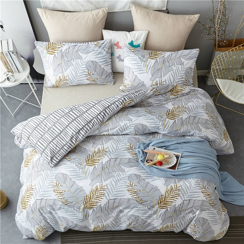 Parure de lit blanc avec feuilles de bananier tropical