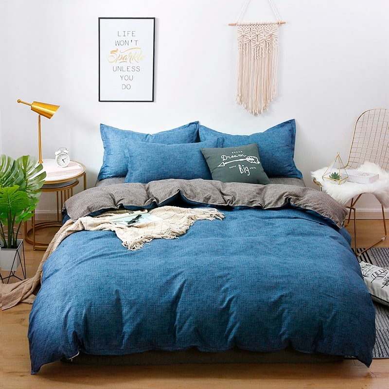 Parure de lit bleu profond et intérieur gris