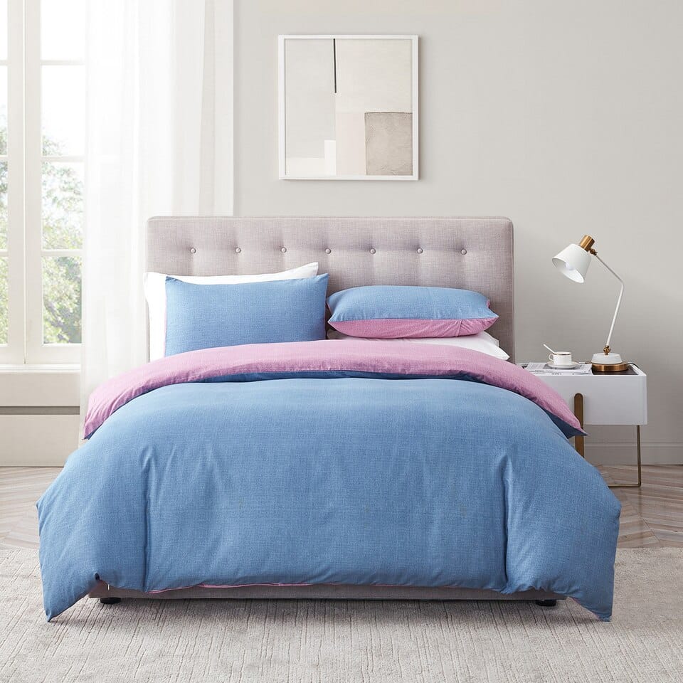 Parure de lit moderne bleu et intérieur rose