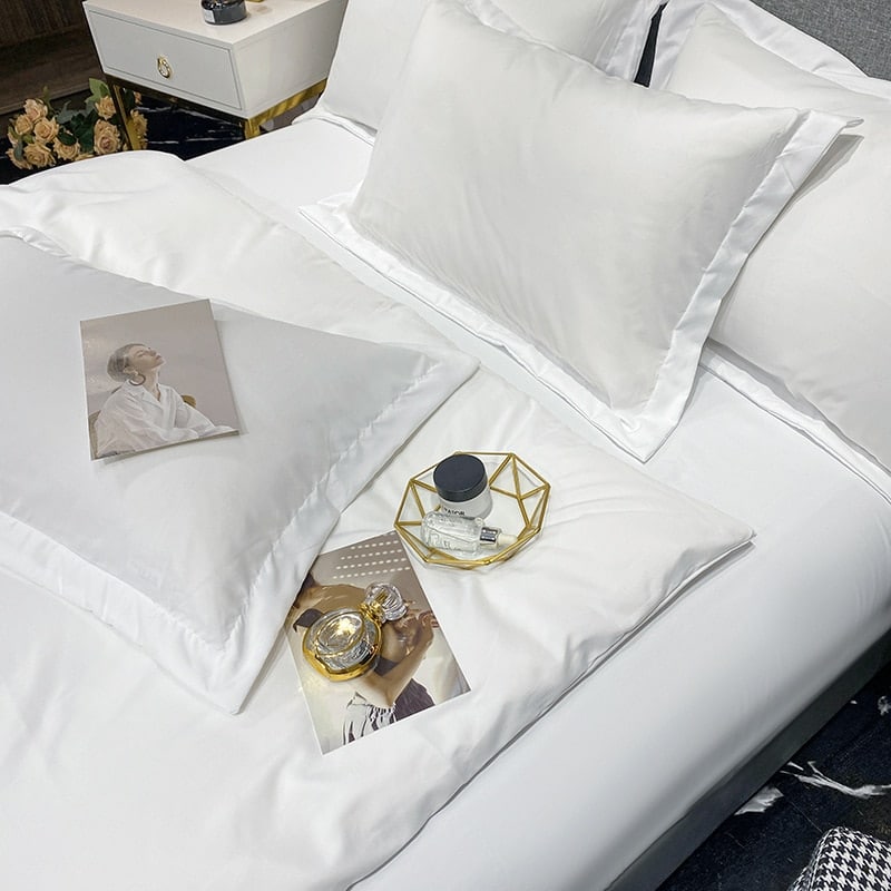 Parure de lit blanche de luxe avec taie d'oreillé