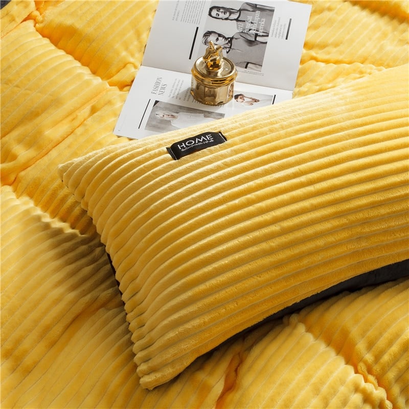coussin de la parure de lit flanelle jaune et intérieur gris douce et chaude