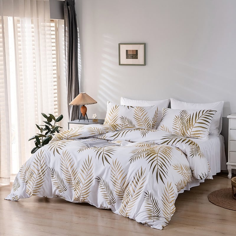 vu de coté de la parure de lit blanc style moderne à palme doré