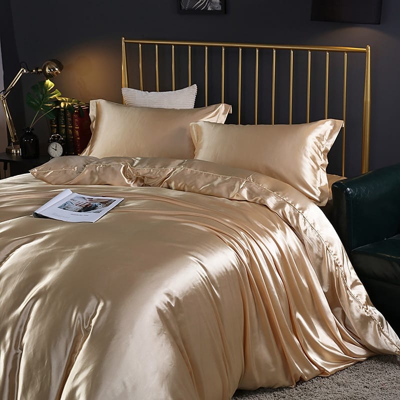 Parure de lit dorée en soie brillante
