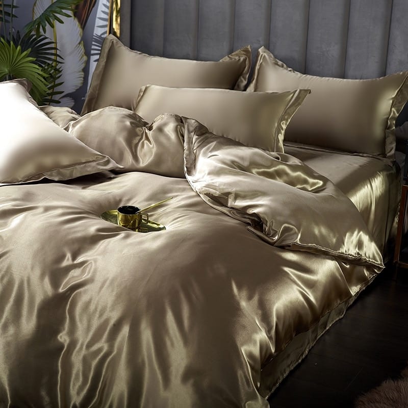 Parure de lit dorée en soie champagne