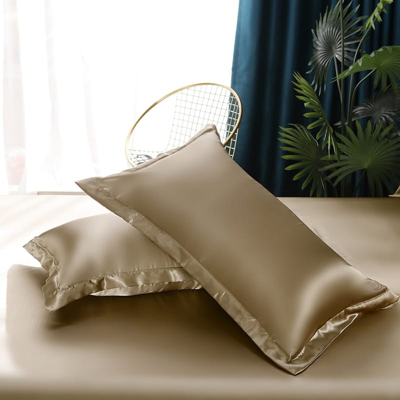 Parure de lit dorée en soie champagne